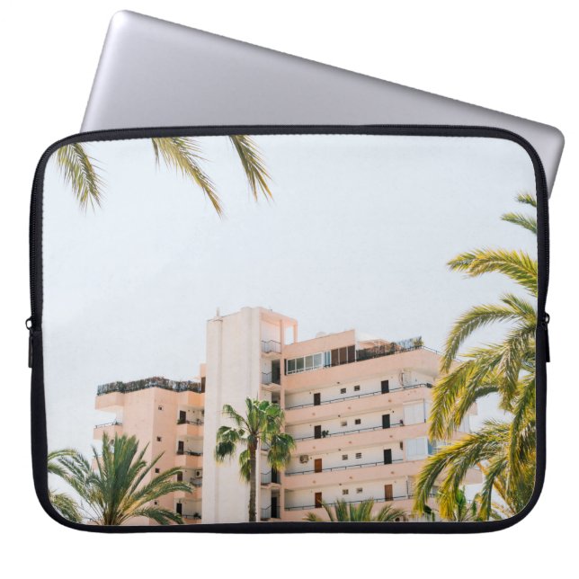 CAPA PARA NOTEBOOK EDIFÍCIO DE CONCRETO BRANCO AO LADO DA ÁRVORE DE P (Frente)