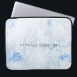Capa Para Notebook Elegante de Aquarela Azul<br><div class="desc">Bolsa de laptop elegante com seu nome sobre uma mão pintada de fundo de aquarela azul.</div>