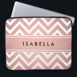 Capa Para Notebook Elegante Pink Chevron Pattern Girly Faux Rosa Dour<br><div class="desc">Proteja seu laptop com estilo com uma manga moderna. Design apresenta um padrão e uma faixa bonito cor-de-rosa, cor-de-rosa, folha de ouro rosa, em zig-zag, e seu nome ou outro texto personalizado em uma simples fonte de tipografia negra. Este elegante e moderno caso de computador faz um presente de na...</div>