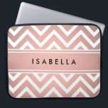 Capa Para Notebook Elegante Pink Chevron Pattern Girly Faux Rosa Dour<br><div class="desc">Proteja seu laptop com estilo com uma manga moderna. Design apresenta um padrão e uma faixa bonito cor-de-rosa, cor-de-rosa, folha de ouro rosa, em zig-zag, e seu nome ou outro texto personalizado em uma simples fonte de tipografia negra. Este elegante e moderno caso de computador faz um presente de na...</div>