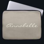 Capa Para Notebook Elegante Taupe Brown Manuscrito Nome de Script Per<br><div class="desc">Este caso de laptop personalizado apresenta seu nome em lindas letras escritas à mão em um fundo na moda Taupe Brown. ideia de presente de excelente.</div>