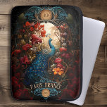 Capa Para Notebook Elegante Vintage Victorian Peacock<br><div class="desc">Vintage Victorian Peacock Case Eletrônicos | Design editável Transforme seus eletrônicos com este caso de Eletrônicos Peacock vitorianos do Regal Vintage — um complemento elegante para proteger seus dispositivos. Este caso com tema pacífico foi criado para melhorar o seu essencial eletrônico. Dê um toque de fidelidade parisiense às Artes e...</div>