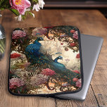 Capa Para Notebook Elegante Vintage Victorian Peacocks Bohemian<br><div class="desc">Incêndio no eterno da beleza desta Pavocks em um Saco de Eletrônicos da Boêmia Vitoriana da Árvore Elegante. Este caso boho-chic apresenta um toque de charme de vintagem vitoriana, com dois pavões regais tocados em uma árvore. Perfeito como presente personalizado, esta bolsa de vintage tem elegância boêmica. A personalização está...</div>