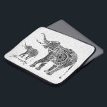 Capa Para Notebook Elephant-Monograma Floral de Vintage em Preto e Br<br><div class="desc">Família de elefantes florais de safra branca e preta. Monograma personalizado e opcional. O design está disponível em outros produtos e pode ser solicitado em qualquer produto que oferecermos no Zazzle.</div>