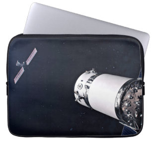 Capa Para Notebook Embarcação Xl Dragão Aproximando-Se De Um Gateway