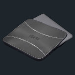 Capa Para Notebook Ênfase das listras prateadas pretas<br><div class="desc">Imagem de fundo metálico preto com dois sotaques de prata brilhante. Monograma opcional.</div>