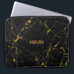 Capa Para Notebook Ênfase Dourada de Textura da Pedra Negra<br><div class="desc">Imagem elegante do impressão de textura de pedra mármore negra com sotaques dourados. Monograma personalizável.</div>