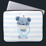 Capa Para Notebook Enfermeira de Urso Bonito Vestindo uma Máscara Méd<br><div class="desc">Uma bolsa de laptop com uma bela ilustração de um urso azul vestindo um chapéu de enfermeira com um pequeno coração nele. Também vestindo uma máscara protetora e tem um estetescópio azul.</div>