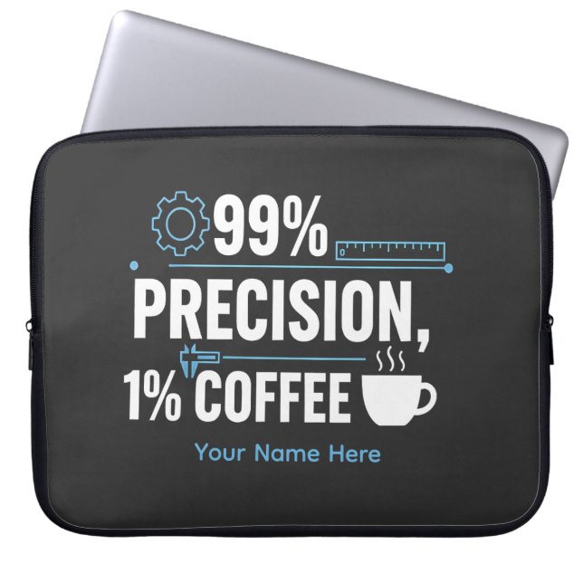 Capa Para Notebook Engenheiro de Qualidade Engraçado 99% Precisão 1%  (Frente)