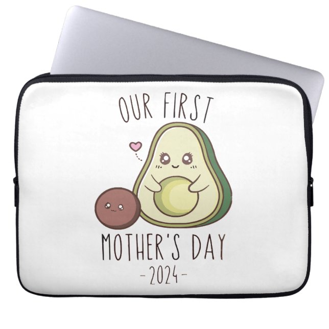 Capa Para Notebook Engraçado Nosso Primeiro Dia das Mães  (Frente)