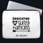 Capa Para Notebook Engraçado Professor personalizado presente<br><div class="desc">Esta engraçada design do "Educador de mini humanos" é um presente de apreciação de excelente para os Professores! Pode ser facilmente personalizado para adicionar seu nome de professor favorito. Aniversário do professor,  de volta à escola ou como final do ano.</div>