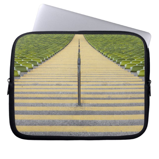 Capa Para Notebook Escadaria do estádio entre fileiras de assentos (Frente)