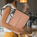 Capa Para Notebook Escrita Inicial, Rosa e Vermelho, Feminina Elegant<br><div class="desc">Esta bolsa de laptop foi projetada para fornecer uma maneira na moda, mas funcional, de proteger seu laptop de arranhões e sujeira enquanto viaja. É construído a partir de material de alta qualidade, e as cores marrom-escuro e rosa claro adicionam um toque de elegância à manga. O design simples garante...</div>