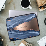 Capa Para Notebook Escrito com rosa dourado de mármore azul<br><div class="desc">Um ágar azul escuro e rosa ouro,  impressão de pedra mármore como fundo Personalize e adicione seu nome. O nome é escrito com um moderno estilo escrito à mão.</div>