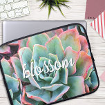 Capa Para Notebook Escuro de Florença de Fotografia Suculta do Cactus<br><div class="desc">Os cactos prosperam nas condições mais duras do deserto. Aproveite a força desta linda bolsa de laptop verde-menta, verde-menta, florescente, sempre que você usa esta única e única fotografia neoprene. Esta capa vem em três tamanhos: 15", 13" e 10". Faz um presente de excelente para alguém especial! Você pode personalizar...</div>