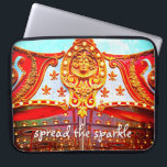 Capa Para Notebook Espalhe a foto do carrossel da face dourada<br><div class="desc">"Espalhe o brilho". Você pode quase sentir a música oom pa-pa, símbolos de queda, e o movimento para cima, para baixo e para baixo e em volta da feliz-volta sempre que você usa essa bolsa de laptop de neoprene de personagem de carrossel vermelho e ouro, medalhão de rosto vermelho, medalhão...</div>