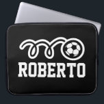 Capa Para Notebook Esportes de futebol personalizados Neoprene de 15<br><div class="desc">Bolsa de laptop de futebol personalizada Neoprene de 15 polegadas. Acessórios de computador personalizados com logotipo esportivo. Legal ideia de presente de aniversário para crianças esportivas e adultos. Cobrir personalizados disponíveis em diferentes tamanhos; 10 13 e 15 polegadas. Cor de fundo personalizável com desenho de bola engraçado. Material de escritório...</div>