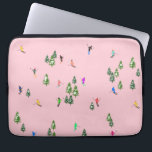 Capa Para Notebook Esquiadores cor-de-rosa esquiando no Natal abrindo<br><div class="desc">Abertura de esqui! design com esquiadores esquiando ao longo do inverno, os taludes da estância de esqui alpina, que se encontram em árvores de abeto cobertas de neve nos Alpes. Os esquiadores Freeride estão vestindo ternos de esqui antigos coloridos, descida de esqui com esquis em um fundo pastel rosa de...</div>