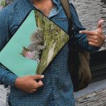 Capa Para Notebook Esquilo soprando uma bolha de Bublegum<br><div class="desc">Mostre o seu lado lúdico com esta bolsa de laptop esquisita e fofa. Ele mostra uma foto de um esquilo de cinza soprando uma bolha com uma borbulha rosa.</div>