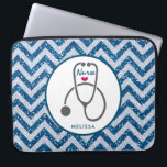 Capa Para Notebook Estetoscópio de Enfermagem de Cinza na moda no Blu<br><div class="desc">Bolsa de laptop com "Enfermeira" escrita em uma fonte legal com um coração vermelho por baixo. Projetado com uma simples ilustração estetoscópica de cinza. Padrão de brilho azul de falso glitter. O brilho é uma imagem de brilho que não é real.</div>