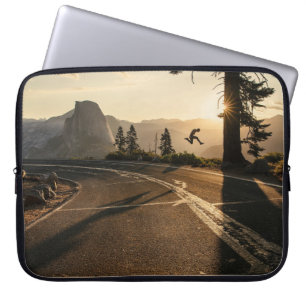 Capa Para Notebook estrada de asfalto de cinza perto da montanha pela