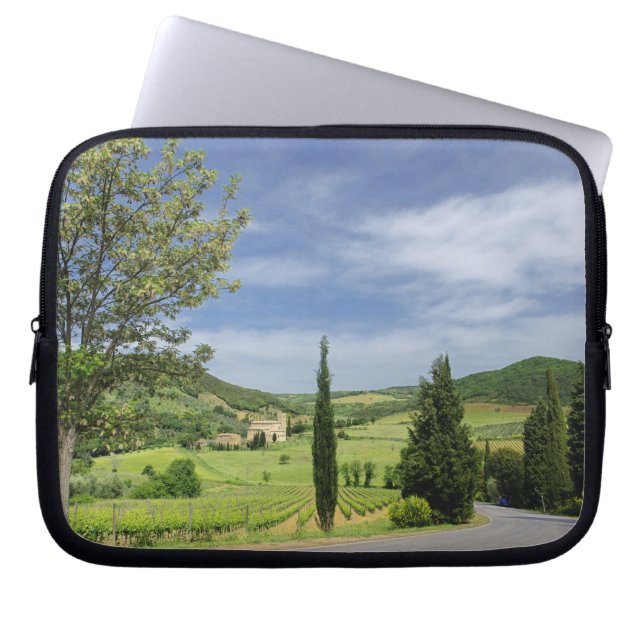 Capa Para Notebook Estrada rural curvando entre ciprestes em (Frente)