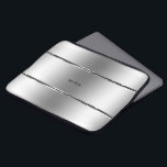 Capa Para Notebook Estrias de aço inoxidável preto e brilhante<br><div class="desc">Aço inoxidável geométrico elegante e moderno com sotaque de listras pretas. Monograma opcional.</div>