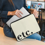 Capa Para Notebook etc. Tipografia em preto e bege simples e limpa<br><div class="desc">O ETC. A Bolsa de laptop da Tipografia Bold Simples Limpa e Negra apresenta um design elegante com tipografia negra em negrito sobre um fundo bege elegante. Produzida a partir de materiais de alta qualidade, esta bolsa de laptop oferece excelente proteção para o seu dispositivo e, ao mesmo tempo, mantém...</div>