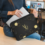Capa Para Notebook Eterno Luxo | Bolsa de laptop mínima de monograma<br><div class="desc">Atualize seu acessório técnico do dia a dia com esta Bolsa de laptop de Monograma de Luxo Eterno, projetada para profissionais, estudantes e qualquer pessoa que aprecie elegância sofisticada. Apresentando um monograma ousado e minimalista contra um fundo preto elegante com sotaques hexagonais geométricos dourados, essa bolsa de laptop personalizada expele...</div>