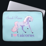 Capa Para Notebook Eu Amo Unicórnios Personalizados<br><div class="desc">Eu coração lindos unicórnios roxos e cor-de-rosa em fundos azuis de algodão doce em um bonito presente personalizado.</div>