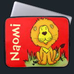 Capa Para Notebook Exemplo gráfico de primeiro nome vermelho crianças<br><div class="desc">Um laptop de crianças de leão perfeito para um amante de os animais de gato grande. Um presente de excelente para uma criança levar para a prática de jogos de leão, esportes e depois de clubes escolares. O caso diz: "Naomi" ou personalize este caso com o nome de sua escolha....</div>