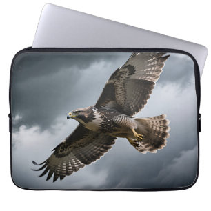 Capa Para Notebook Falcão Majestoso Voando em Nuvens de Tempestade
