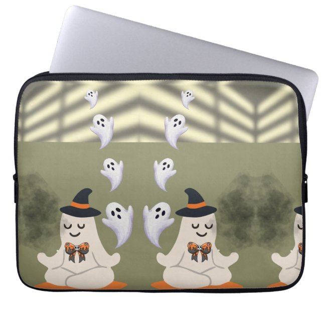 Capa Para Notebook Fantasma Fofo Meditando com Chapéu de Bruxa (Frente)