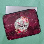 Capa Para Notebook Faux Chic Silver Glitter Burgundy Monograma floral<br><div class="desc">Bonito chic e elegante flores de vintage, cintilação fina, brilhando em burgundy, rosa e prata para criar uma Bolsa de laptop única especial. Adicione algum estilo ao seu escritório, mesa ou espaço pessoal com um nome personalizado Chic e na moda e Bolsa de laptop monograma. personalize-o com um nome de...</div>