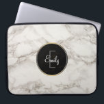 Capa Para Notebook Faux Marble Alabaster Taupe Tan Personalizado Mode<br><div class="desc">Bolsa de laptop monográfica com uma elegante textura de fundo de alabastro de mármore FAUX. As cores do taupe/tan e creme se misturam,  criando padrões interessantes para um visual moderno clássico. Um círculo preto e dourado com uma borda de gradiente dourado com seu nome e dentro inicial personalizado.</div>
