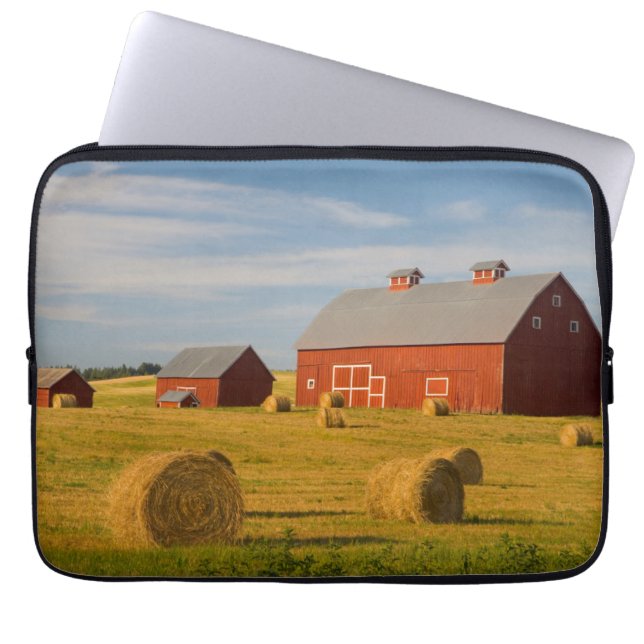 Capa Para Notebook Fazendas | Barns Vermelhos Perto Dos Baldes De Cab (Frente)