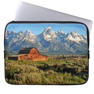 Capa Para Notebook Fazendas Cintura Sombreada por Montanhas com Cap