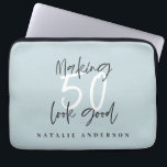 Capa Para Notebook Fazer 50, comemoração de aniversário de ouro<br><div class="desc">Comemore seu aniversário de 50 anos em estilo com este chic,  elegante 50 e fabuloso design de aniversário. Um design moderno com texto de script e gráficos ousados. Altere a cor para personalizar. Parte de uma coleção.</div>