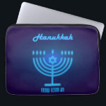 Capa Para Notebook Feliz Hanukkah Luz Feriado Judaico Dourado Hebraic<br><div class="desc">Feliz Hanukkah Belo Design de Férias Judaicas com as letras hebraicas. Antecedentes judeus do Hanukkah com símbolos tradicionais do Chanukah - Dourado Menorah, Hanukkiah Candelabrum e velas, sonhos de madeira (rodando no topo), rosquinhas, estrela de David e padrão de papel de parede luminoso brilhante. Decoração do Festival Chanucá. Jerusalém, Israel....</div>