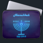 Capa Para Notebook Feliz Hanukkah Luz Feriado Judaico Dourado Hebraic<br><div class="desc">Feliz Hanukkah Belo Design de Férias Judaicas com as letras hebraicas. Antecedentes judeus do Hanukkah com símbolos tradicionais do Chanukah - Dourado Menorah, Hanukkiah Candelabrum e velas, sonhos de madeira (rodando no topo), rosquinhas, estrela de David e padrão de papel de parede luminoso brilhante. Decoração do Festival Chanucá. Jerusalém, Israel....</div>