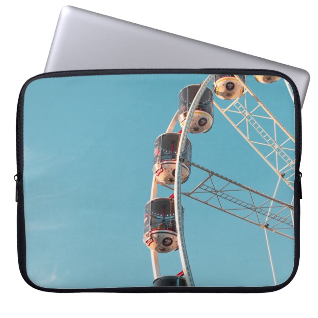 Capa Para Notebook Ferries brancos à roda da manhã (Frente)