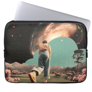 Capa Para Notebook Figura surrealista caminhando para o portal da gal
