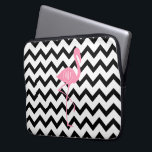 Capa Para Notebook Flamingo cor-de-rosa Monogrammed   Chevron preto<br><div class="desc">Um presente que caracteriza uma ilustração de um flamingo cor-de-rosa.  Personalize com seu monograma dentro do círculo no corpo do flamingo.  O fundo é viga preto e branco.</div>