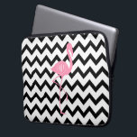 Capa Para Notebook Flamingo cor-de-rosa Monogrammed   Chevron preto<br><div class="desc">Um presente que caracteriza uma ilustração de um flamingo cor-de-rosa.  Personalize com seu monograma dentro do círculo no corpo do flamingo.  O fundo é viga preto e branco.</div>