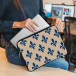 Capa Para Notebook Fleur de Lis Pattern, Royal French Blue em Creme<br><div class="desc">Padrão elegante,  na moda e sofisticado com o padrão azul marinho Fleur De Lis sobre fundo creme. Design moderno e moderno,  perfeito para o amante da carga heráldica.</div>