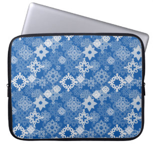 Capa Para Notebook Flocos de neve de papel e estrelas em fundo indigo