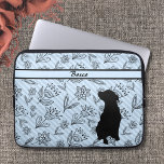 Capa Para Notebook Flor Azul Preto com Silhueta Canina<br><div class="desc">Flor Azul Preto Estimulado com Laptop Silhueta Canina. Nossa silhueta favorita de cachorro em uma flor desenhada preta com listras esmaecidas e design de fundo azul. Facilmente editado com o nome do seu cachorro. Um presente de excelente para qualquer um na sua família de dar este presente especial a um...</div>