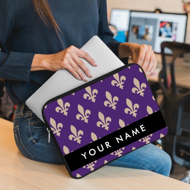 Capa Para Notebook Flor de Lis, Bege sobre Roxo, Real, Seu Nome (Criador carregado)