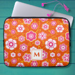 Capa Para Notebook Floral Bandana Impressão Monograma<br><div class="desc">Este padrão de potência floral corajoso vem numa bolsa de laptop neoprena e está pronto para o seu monograma. A repetição do impressão de flores folclóricas do estilo 60 é criada em uma paleta brilhante de rosa-quente, branco e vermelho-alaranjado, com seu monograma acentuadamente acentuado, pronto para ser editado com o...</div>