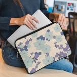 Capa Para Notebook Flores Azuis, Flores Roxas, Padrão Floral<br><div class="desc">Padrão elegante,  na moda e sofisticado com flores azuis e roxas. Presente moderno e moderno,  perfeito para o amante floral de design na sua vida.</div>